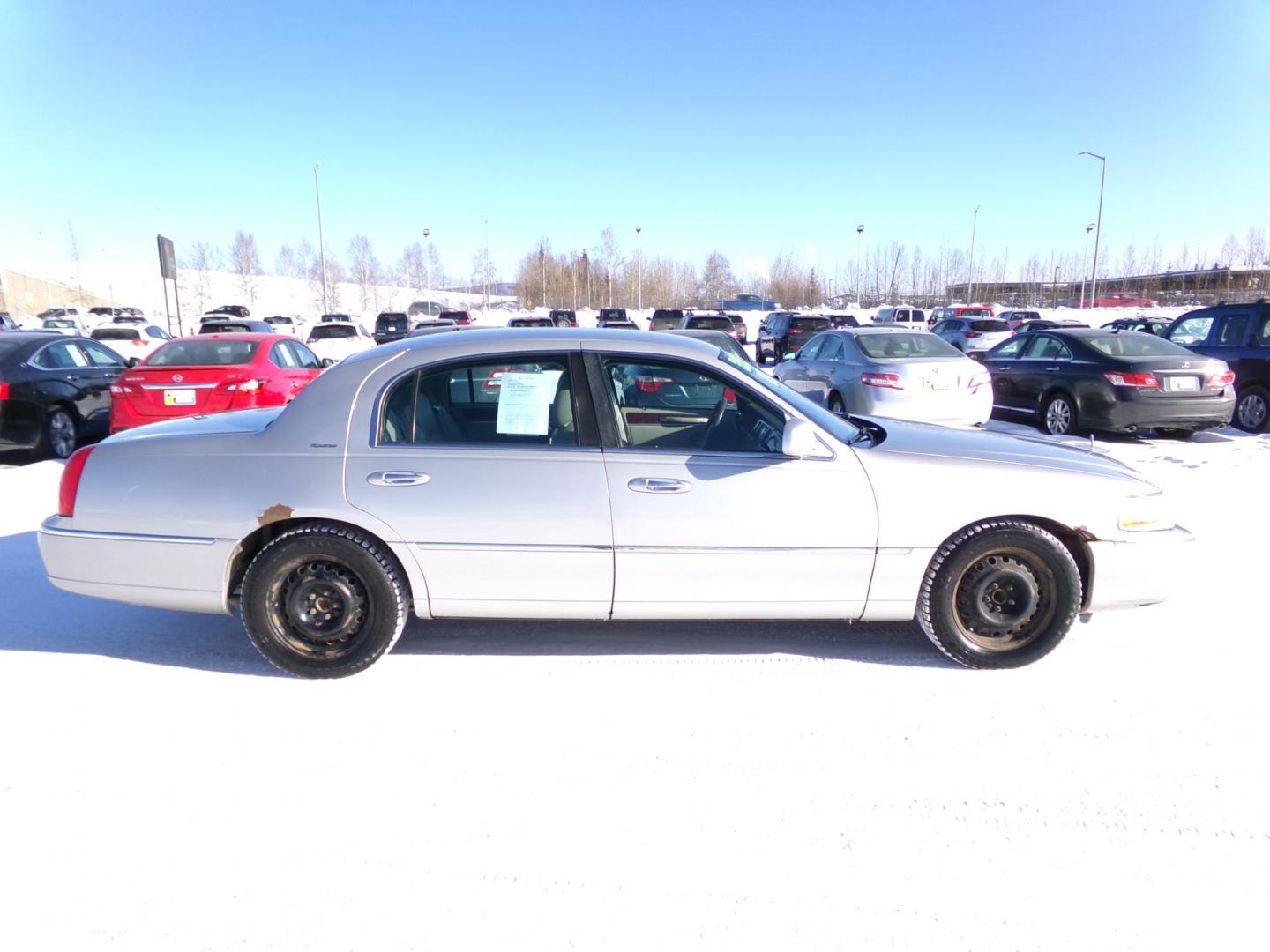 2005 Silver Lincoln Town Car Signature (1LNHM81W75Y) with an 4.6L V8 SOHC 16V engine, 4-Speed Automatic Overdrive transmission, located at 2630 Philips Field Rd., Fairbanks, AK, 99709, (907) 458-0593, 64.848068, -147.780609 - Photo#2